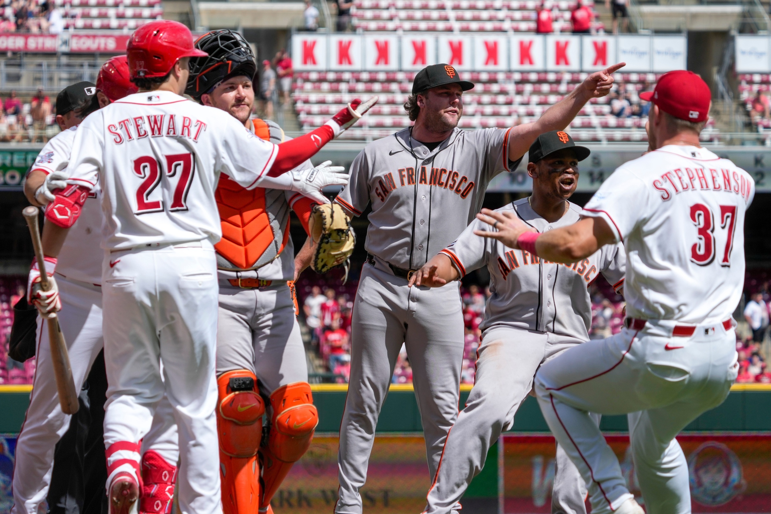 Benches clear after final out of Reds-Giants game