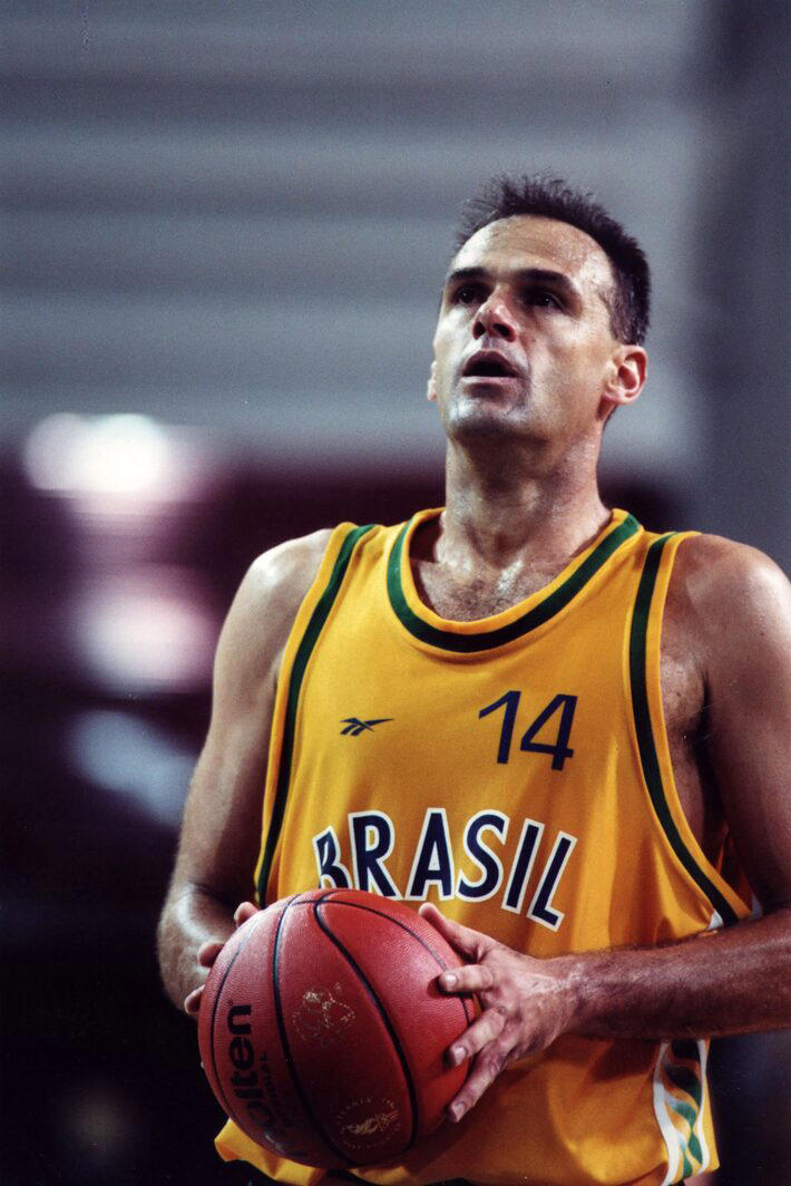 Oscar Schmidt, arremessa para marcar seu milésimo ponto em partida contra a seleção coreana durante a Olimpíada de Atlanta Foto: Luludi/Estadão