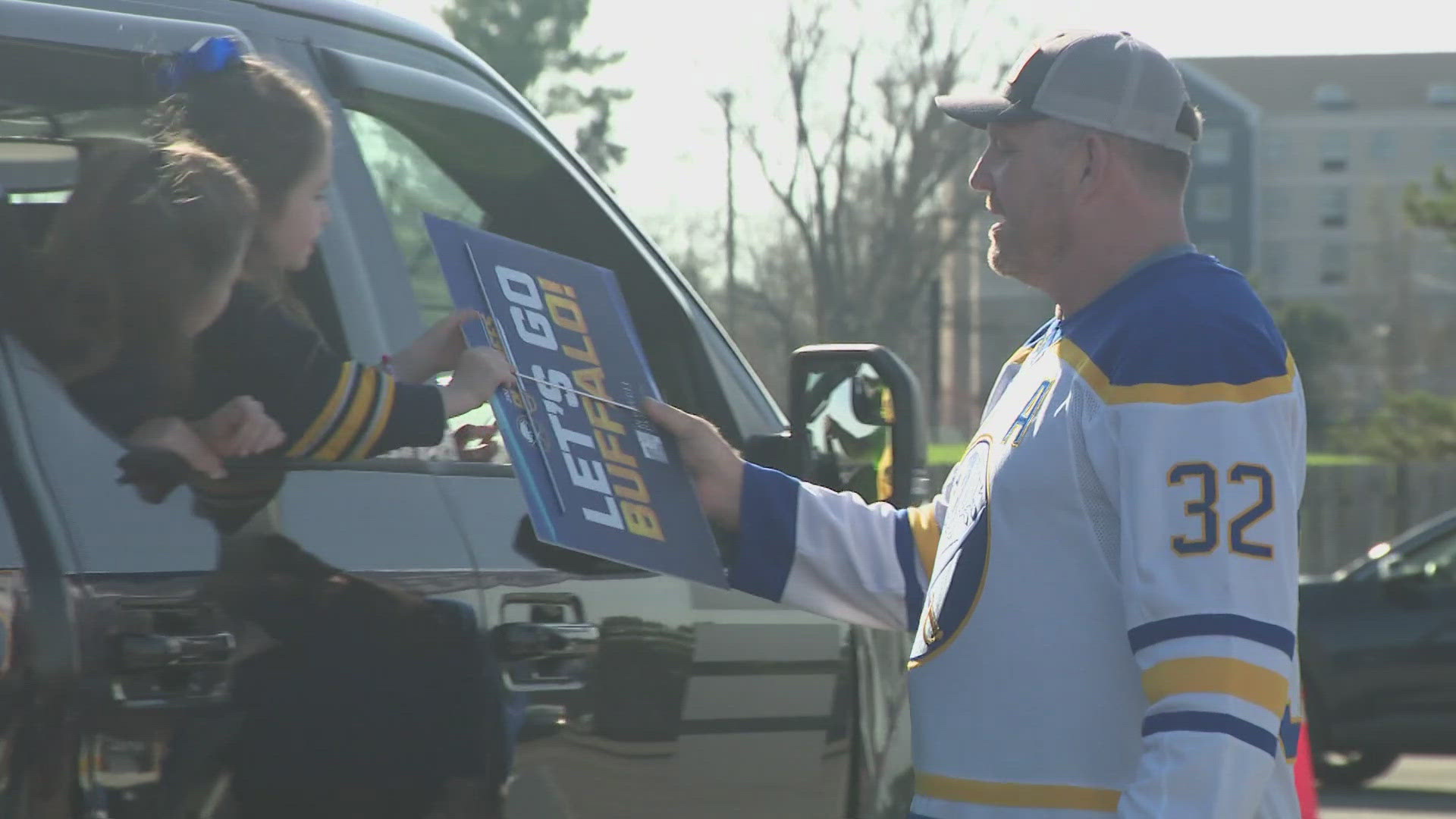 Sabres fans line up for lawn signs