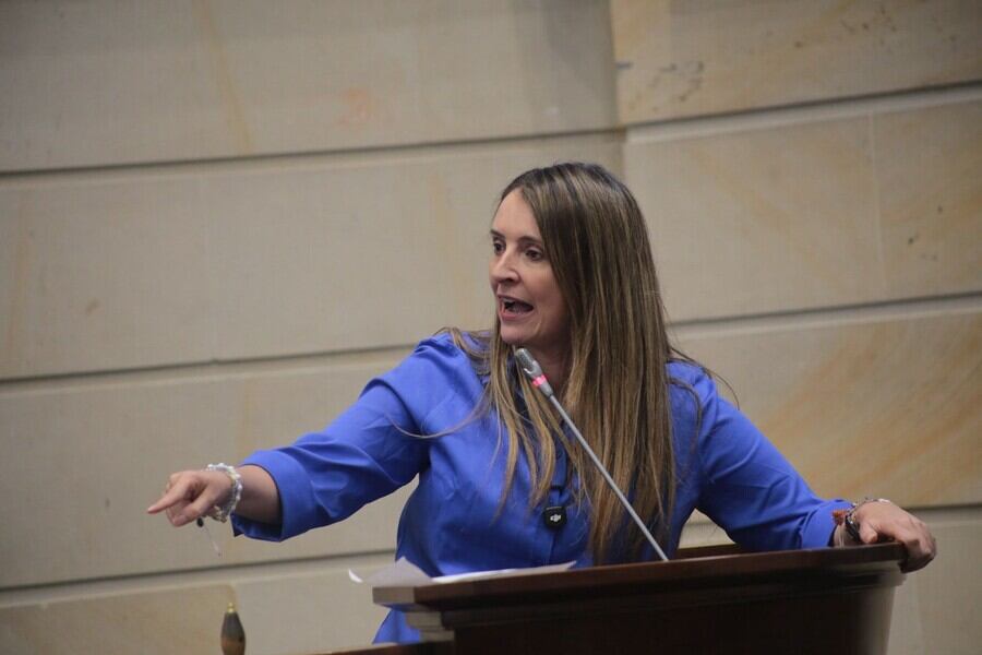 Paloma Valencia señala a Colpensiones de entregar a dedo contratos a ...