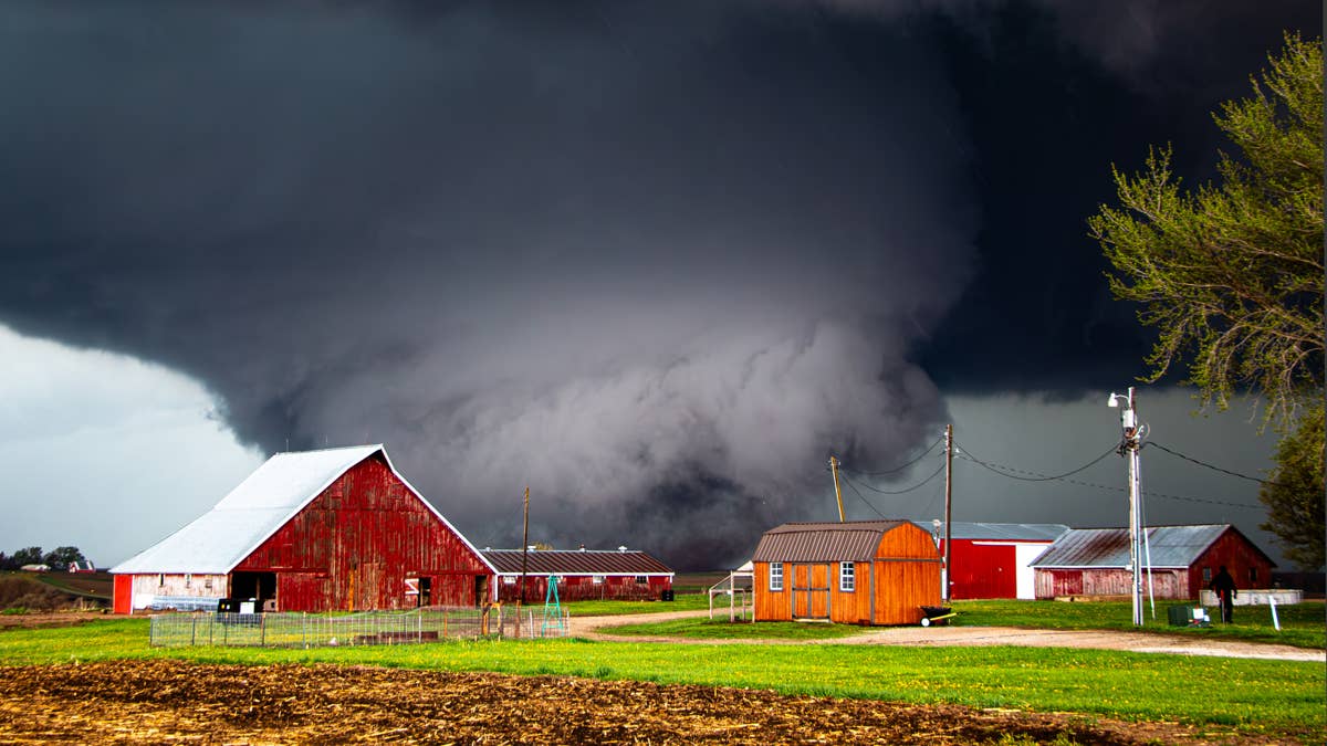 Severe weather warning: Tornadoes, 2-inch hail & 70 mph wind gusts ...