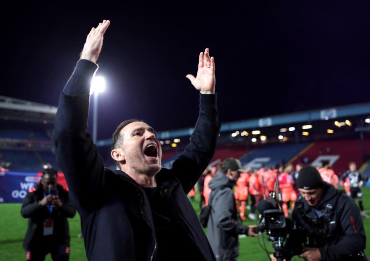 Vidéo. Le club de football de Coventry, entraîné par Franck Lampard ...