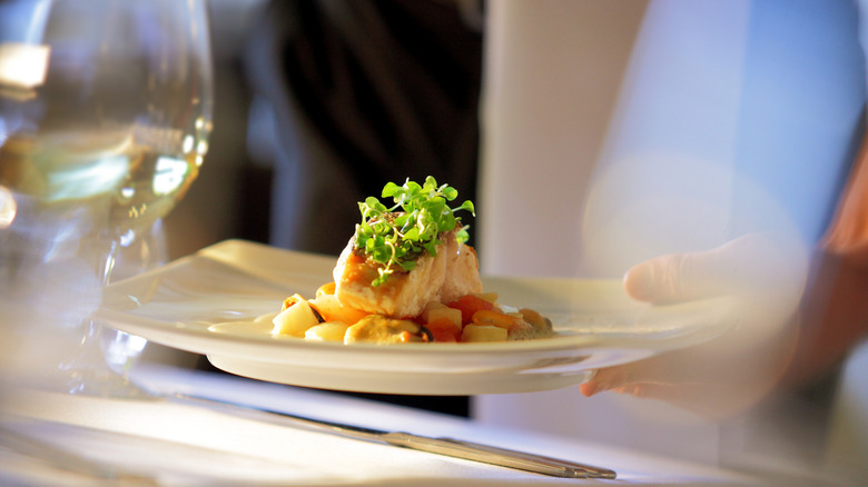 10 signs you're eating at a quality seafood restaurant