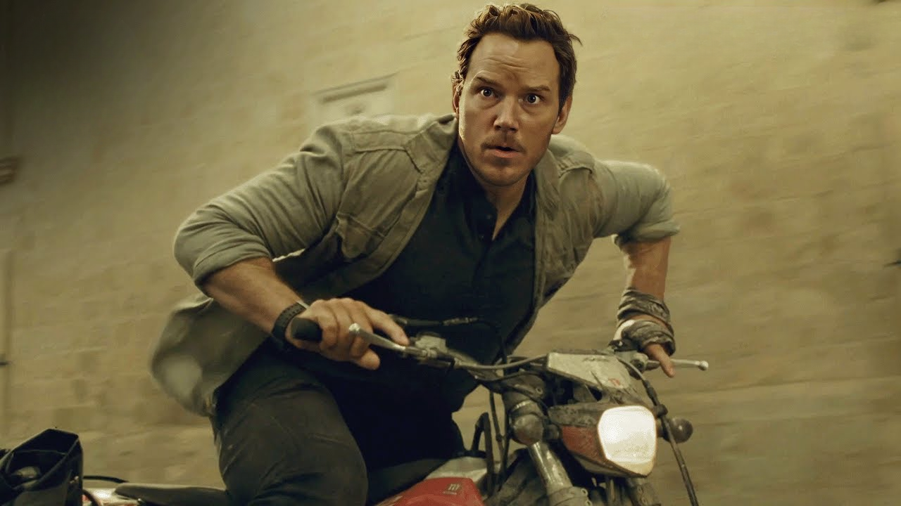 Owen's epic raptor chase through the town | Jurassic World Dominion