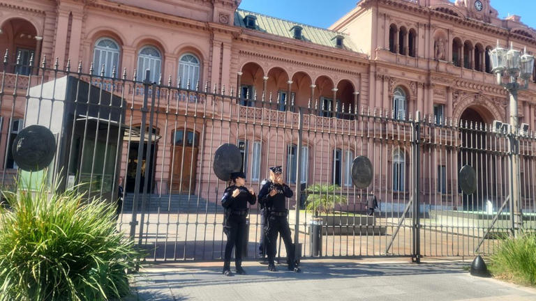 Periodistas acreditados se concentraron en la Casa Rosada tras el cierre de la Sala de Prensa y evalúan presentar un amparo colectivo para recuperar el acceso. (Foto: A24).