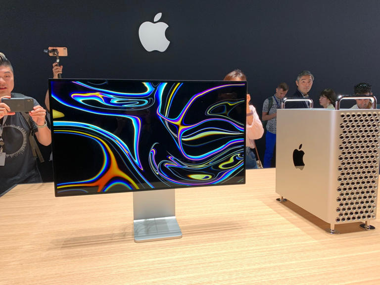 Apple now sells a $19 'polishing cloth' to clean your screens, and two ...