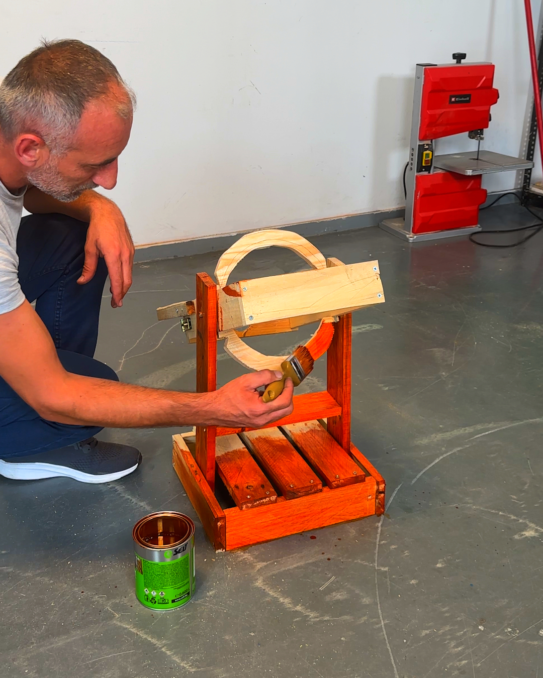 Soporte de madera DIY para galones de agua pesados💧🛠️