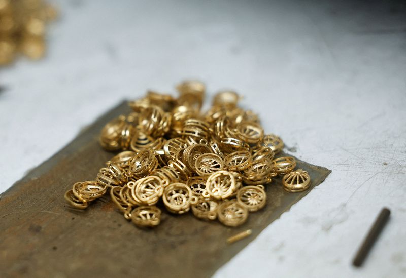 Gold edges higher, still on track for first down week in five