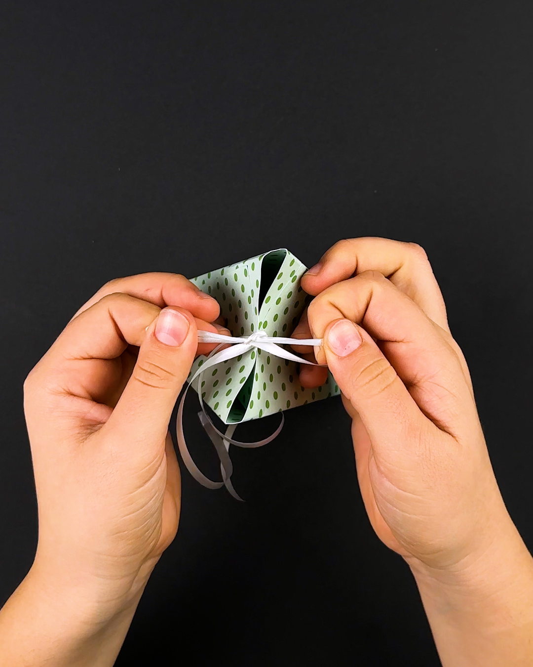 creatively-wrapping-gifts-in-seconds