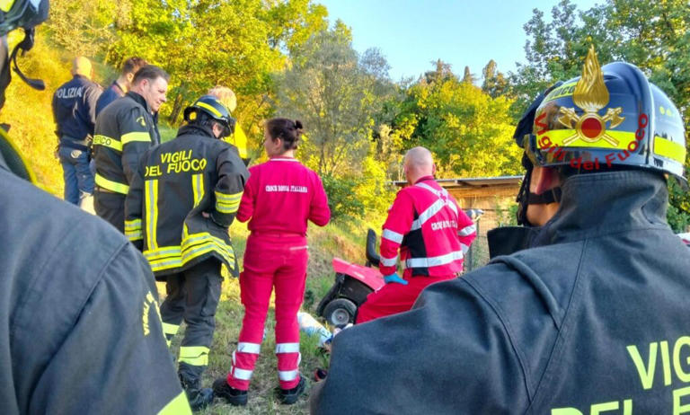 Si ribalta con il trattore e muore schiacciato ad Arezzo