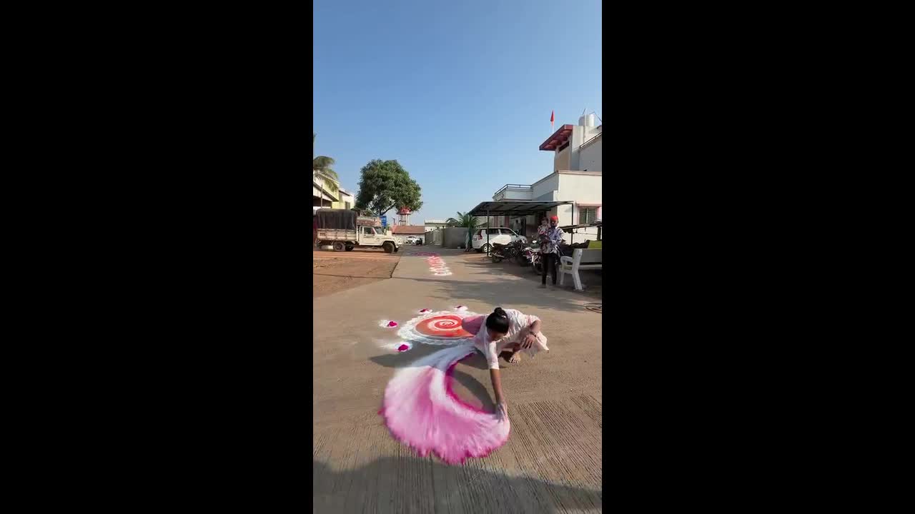 World’s fastest rangoli artist stuns viewers with lightning‑quick ...