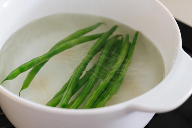 「新玉ねぎといんげん」のサラダのつくり方。素材が引き立つ！みずみずしい“春のサラダ”やさしい甘みとシャキッと感を軽やかに味わう｜松田美智子の季節の仕事