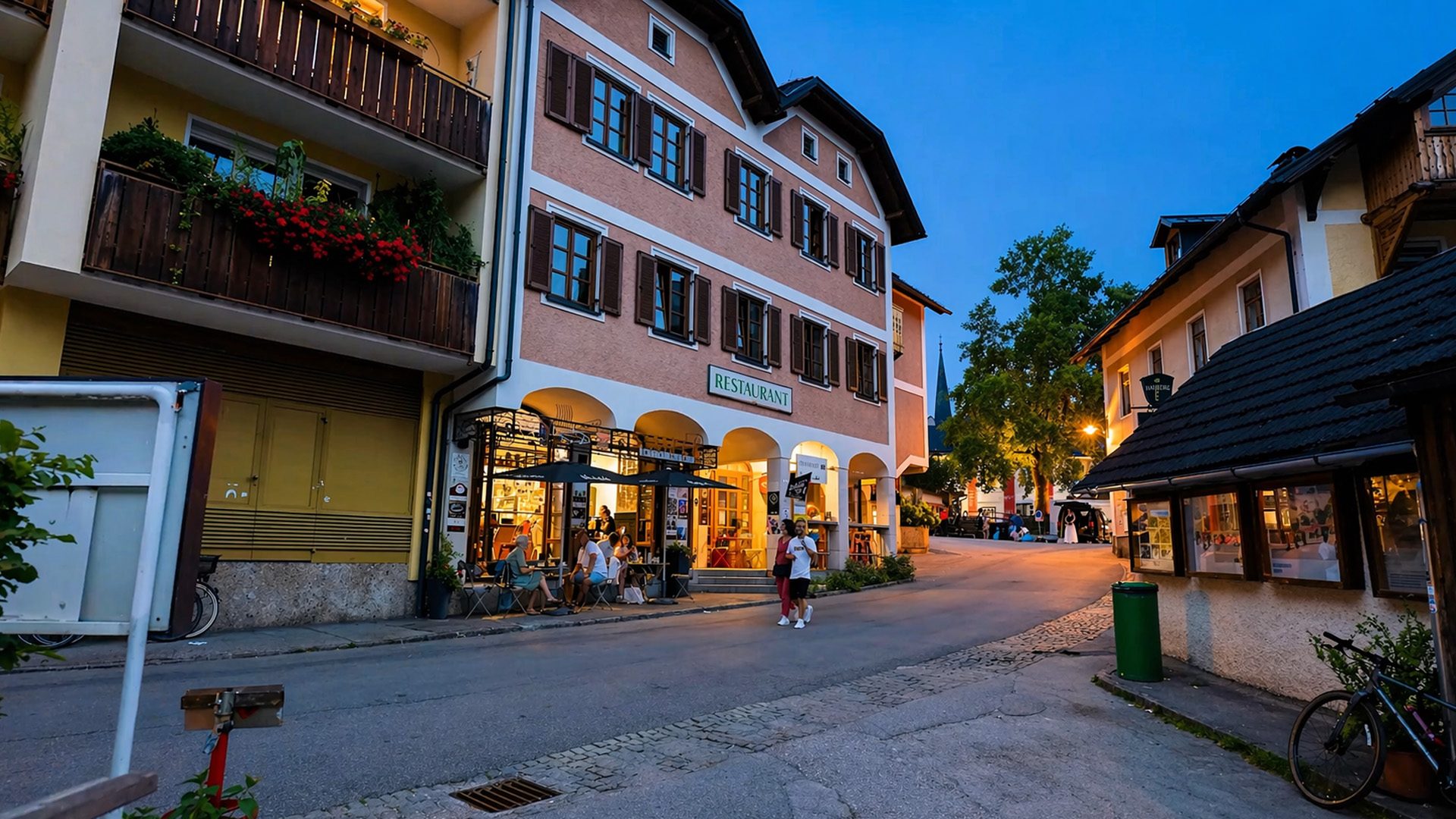 Hallstatt, Østrig på en smuk aftentur (4K)
