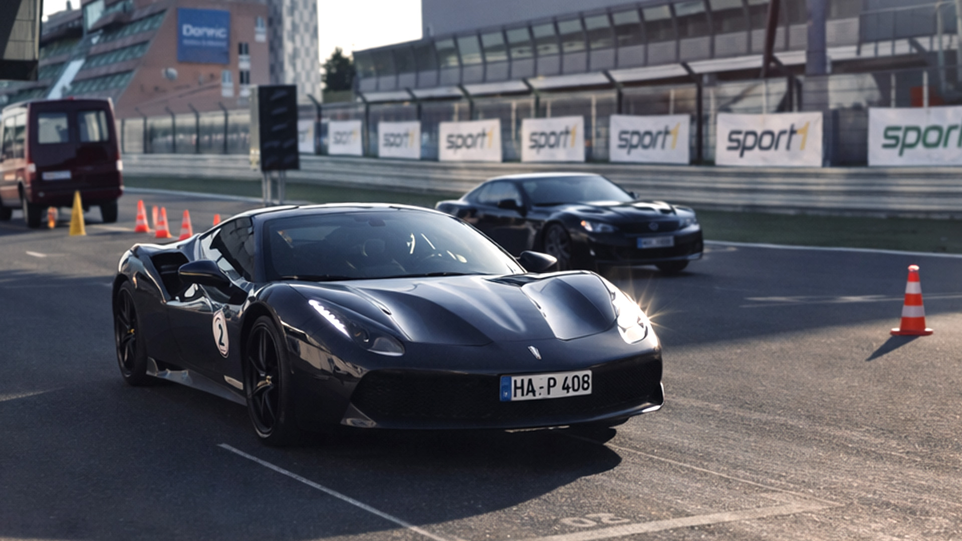 Ferrari dragrace wordt spannend op hoge snelheid