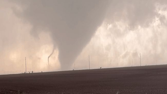 Storm chasers mesmerized by twin tornadoes dancing over field