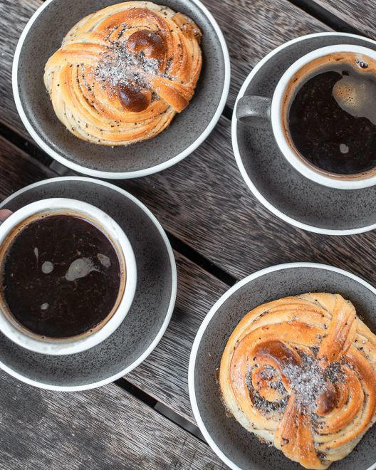 Fika: Το μικρό καθημερινό διάλειμμα των Σουηδών που αξίζει να αντιγράψουμε