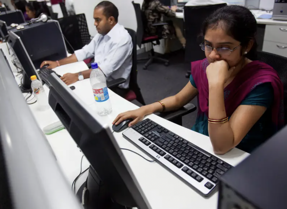 Góc khuất sau 'tấm vé vàng' của nghề IT