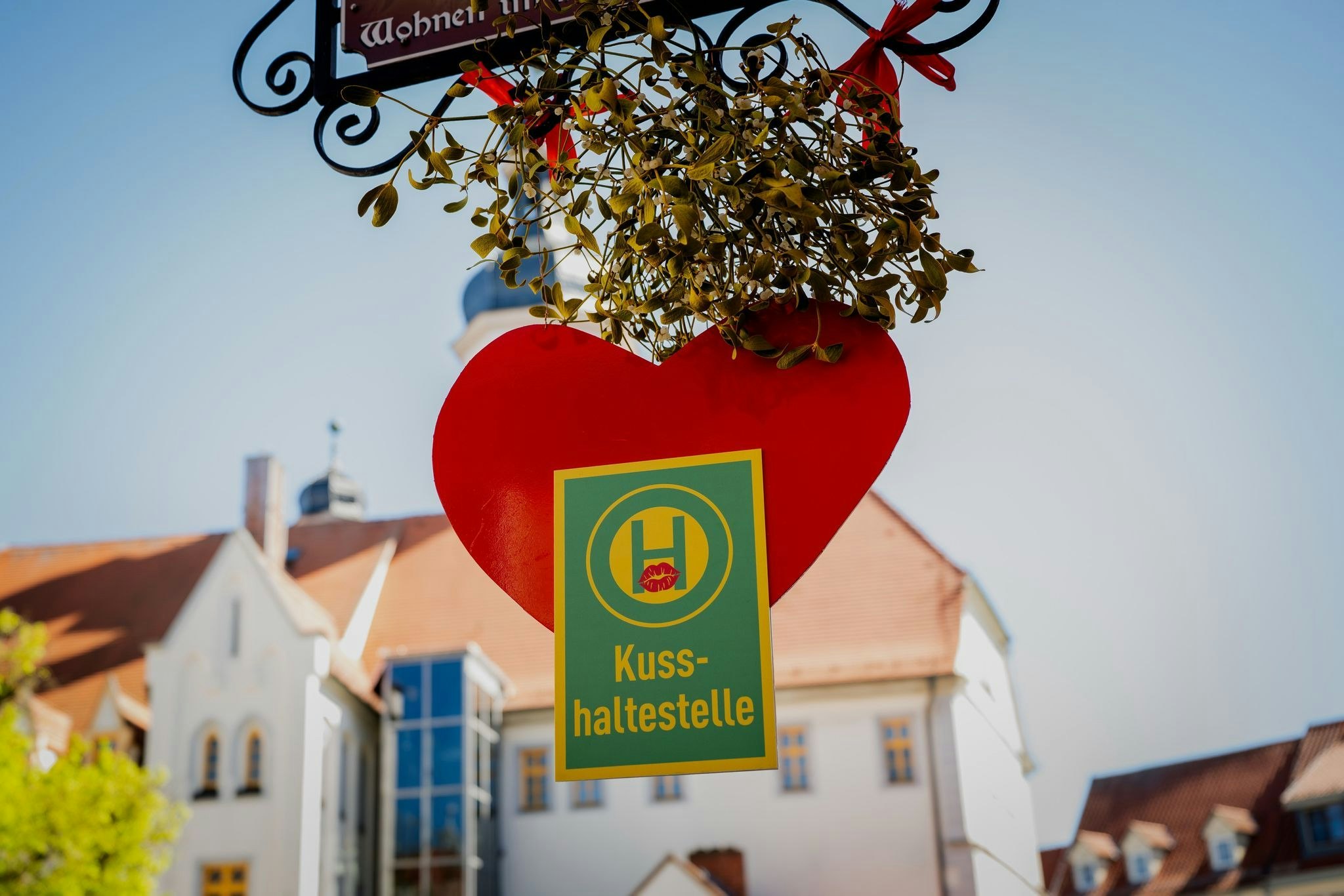„Das ist eine süße Idee“: Neue „Kusshaltestelle“ in Thüringen ...