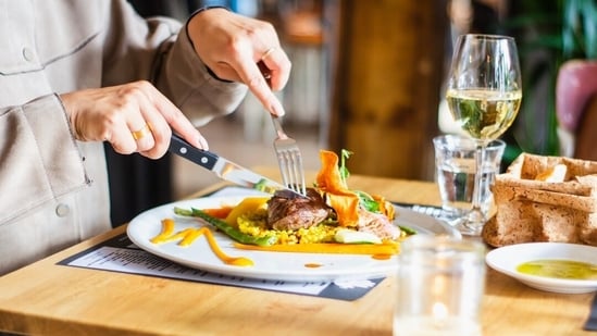 Eating out on a calorie deficit? Fitness coach shares how to order food ...