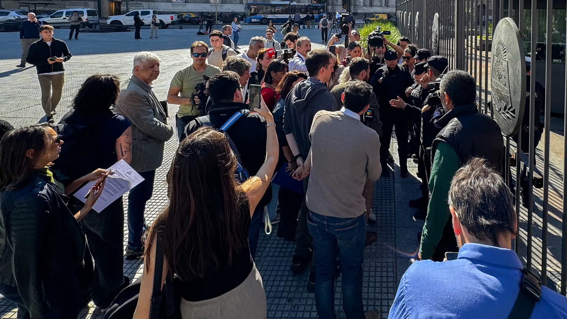 Milei bloquea el acceso de la prensa en una inédita medida repudiada ...
