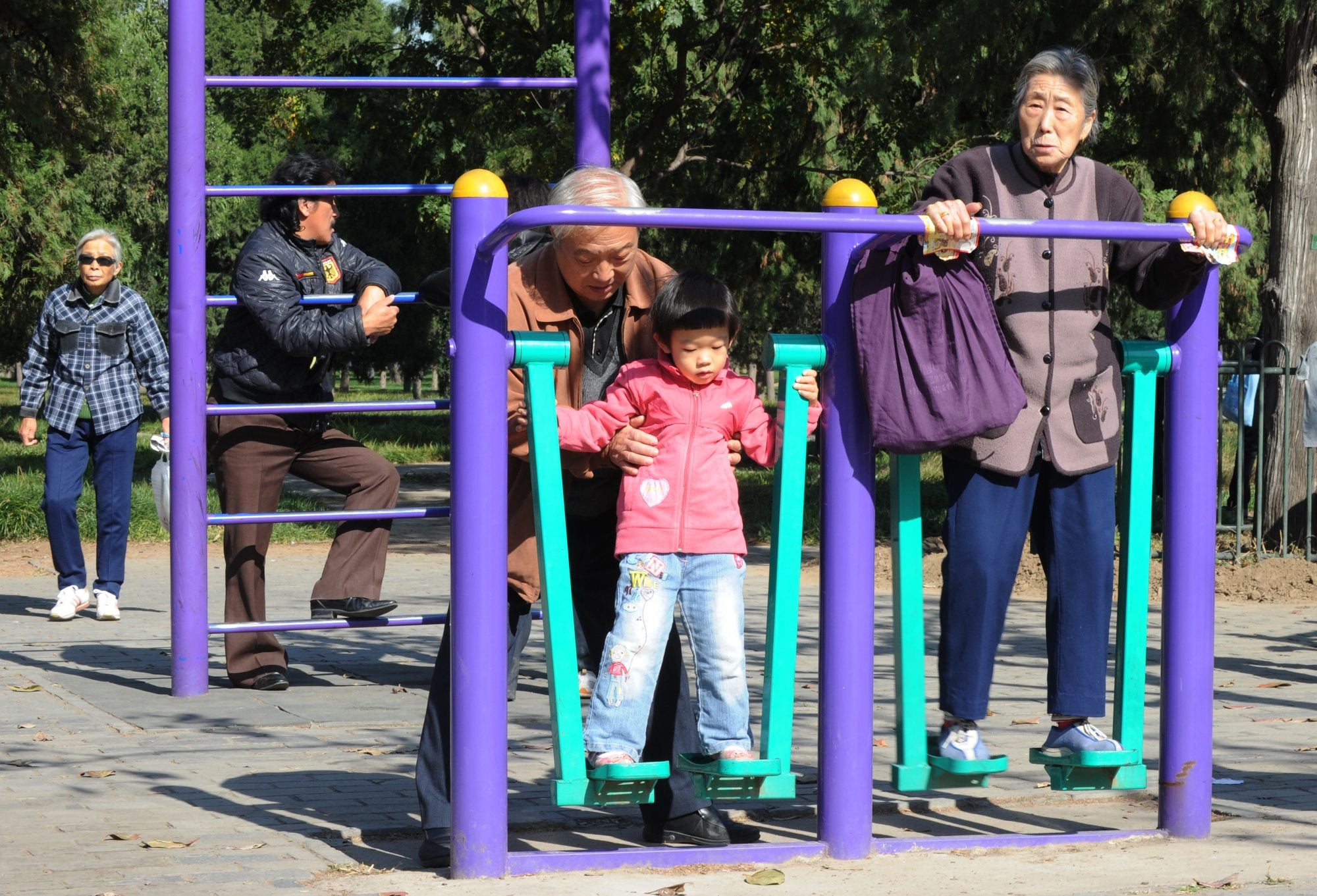 Chinese girl insists on remaining by grandparents’ tombs; her nearby ...