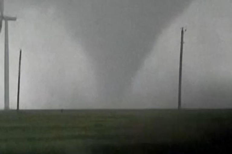 Terrifying Enid tornado rages through Oklahoma as frantic rescue bid ...