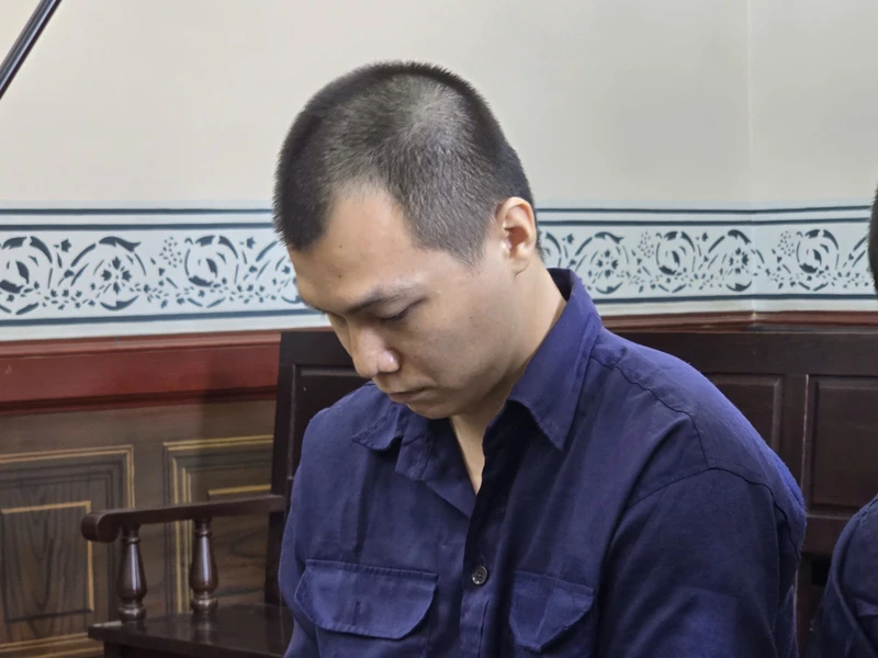 Cựu tiếp viên hàng không vận chuyển thuê ma túy cho vợ