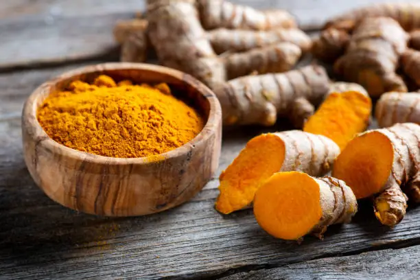 Anvisa estabelece novas regras para suplementos à base de cúrcuma