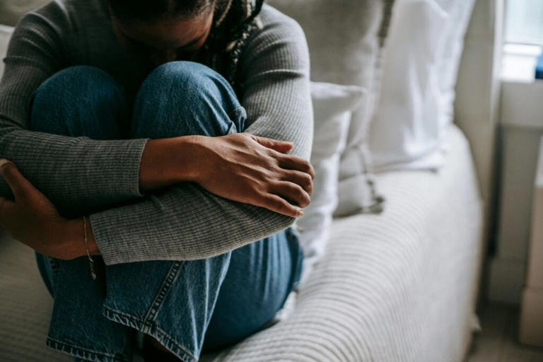 Se l’amore finisce senza rumore, è più coraggioso restare o andarsene?