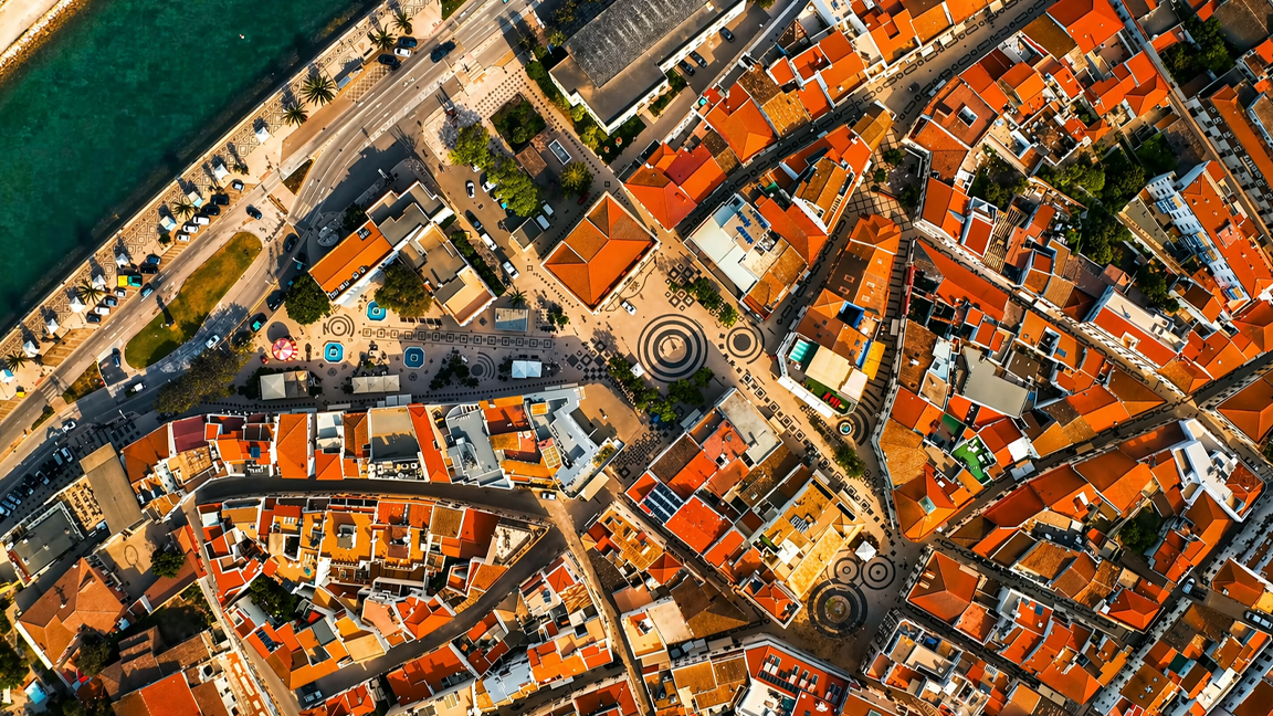 Urban geometry shapes a Mediterranean seaside city