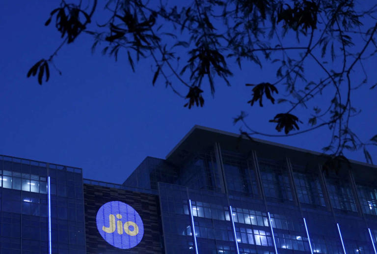 Reliance Jio's ARPU rises to Rs 214 as subscriber base crosses 52.4 ...