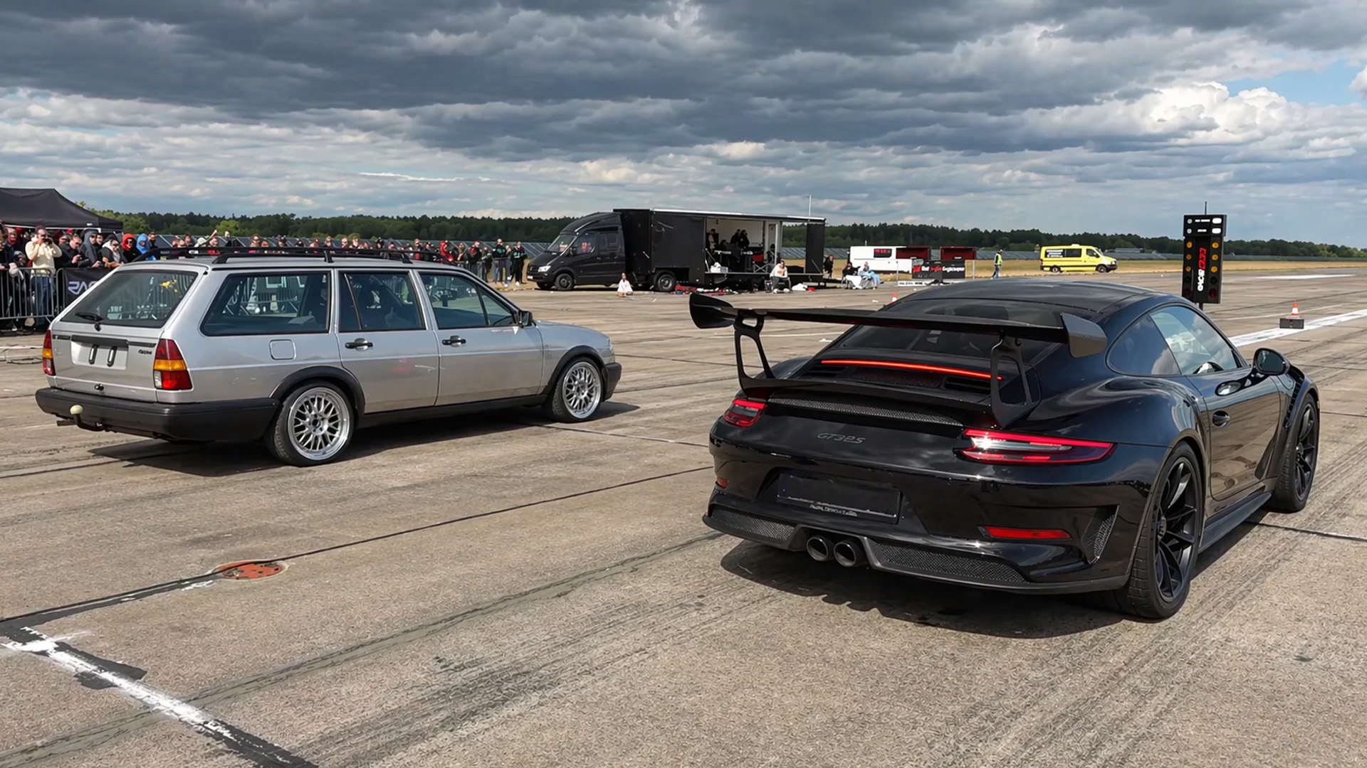 VW Passat preparado desafia Porsche 911 em corrida de arrancada