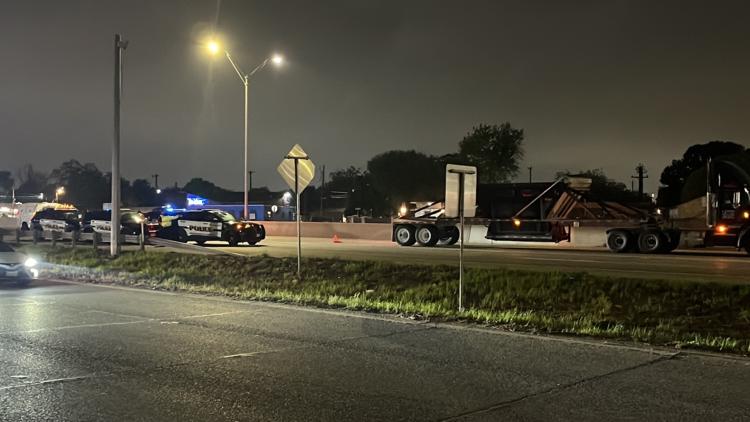 Man hit, killed by 18-wheeler after jumping over median on I-35, San ...