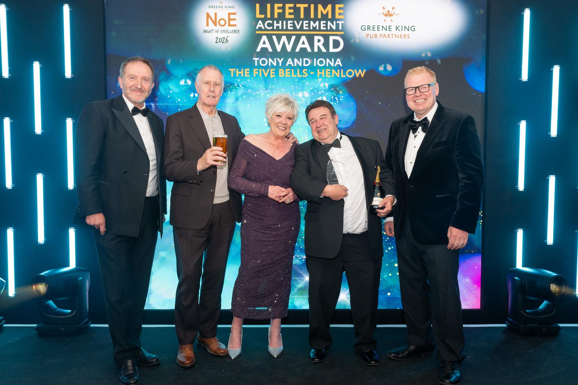 Henlow pub landlords win lifetime achievement award after 40 years ...