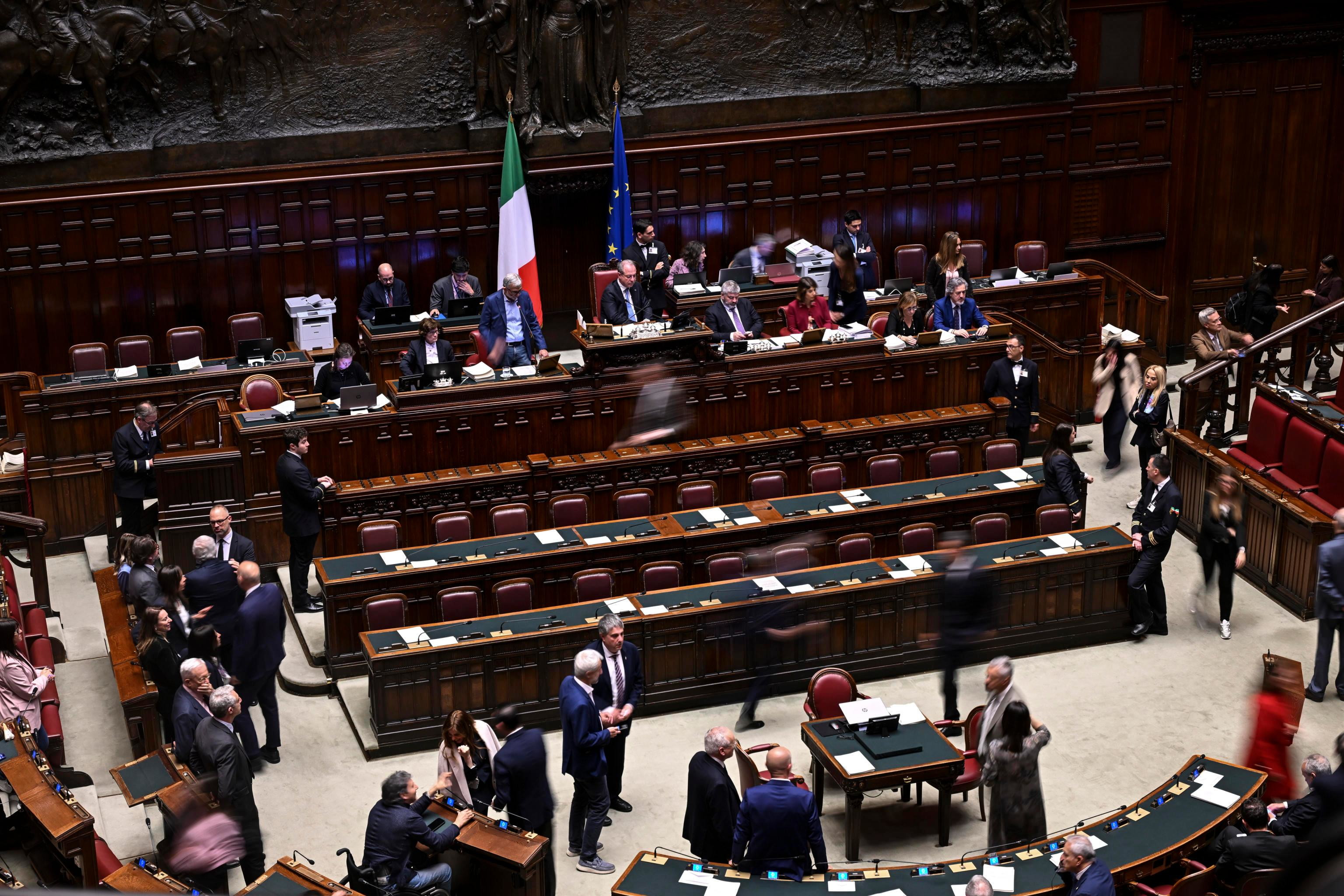 dl-sicurezza-ok-definitivo-camera-e-la-sinistra-canta-bella-ciao