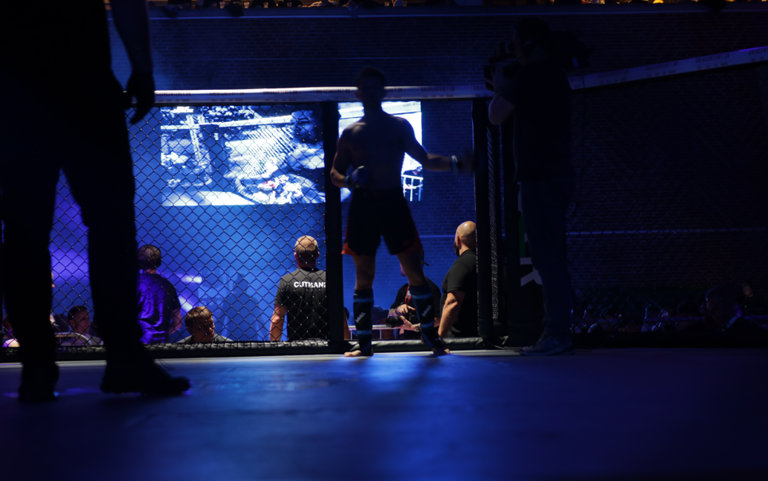 Skoldet af kogende vand: Renegade-profil må trække sig fra MMA GALLA-kamp