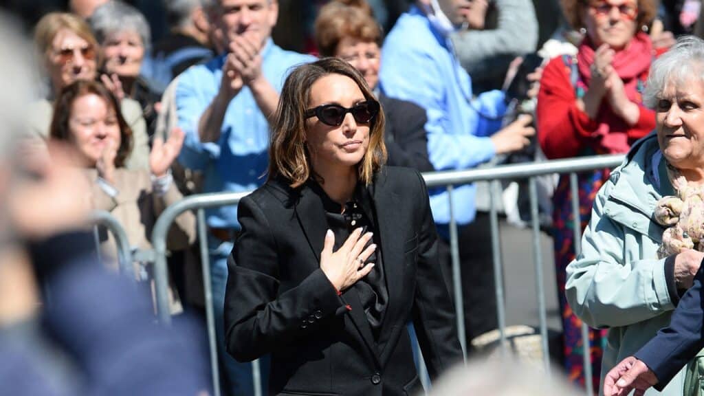 Obsèques de Nathalie Baye : malgré la douleur, Laura Smet prend le temps de  remercier les fans