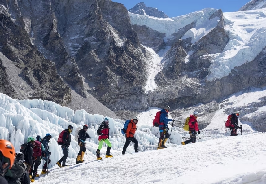 Khối băng khổng lồ phong toả đường lên đỉnh Everest