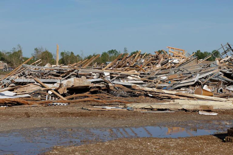 Tornado barrels through Oklahoma, damaging 40 homes and shutting down roads