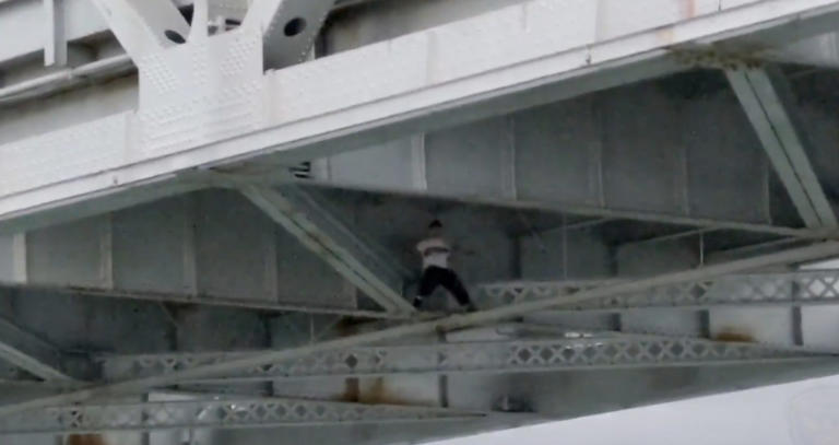 Dramatic footage captures car thief in death-defying escape attempt on ...
