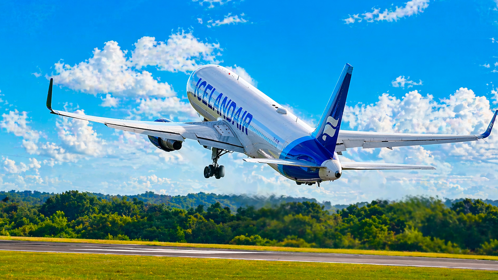 Boeing 767 rockets into steep climb after emergency landing