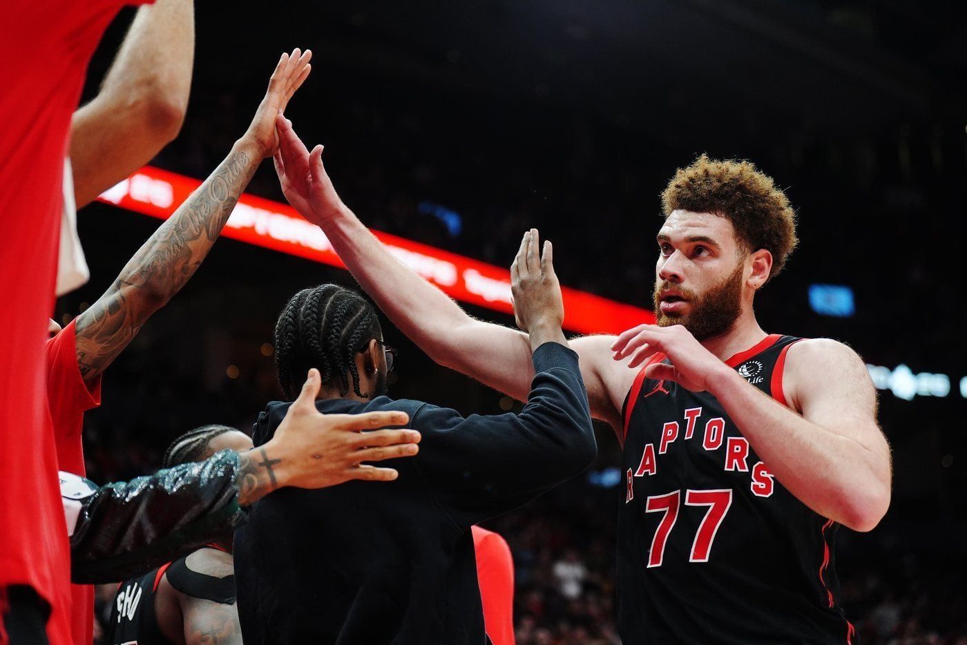 Battle scores 14 points in fourth as Raptors top Cavaliers
