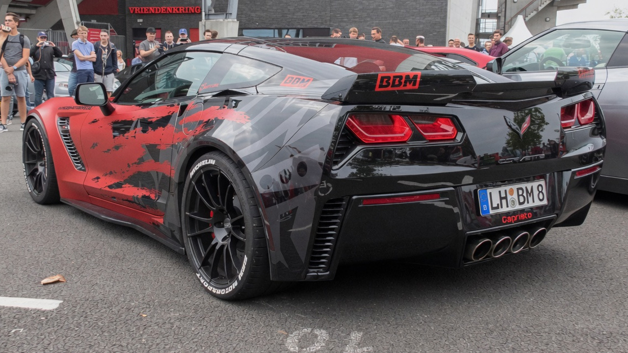 Powerful Corvette racing exhaust sounds and loud revs