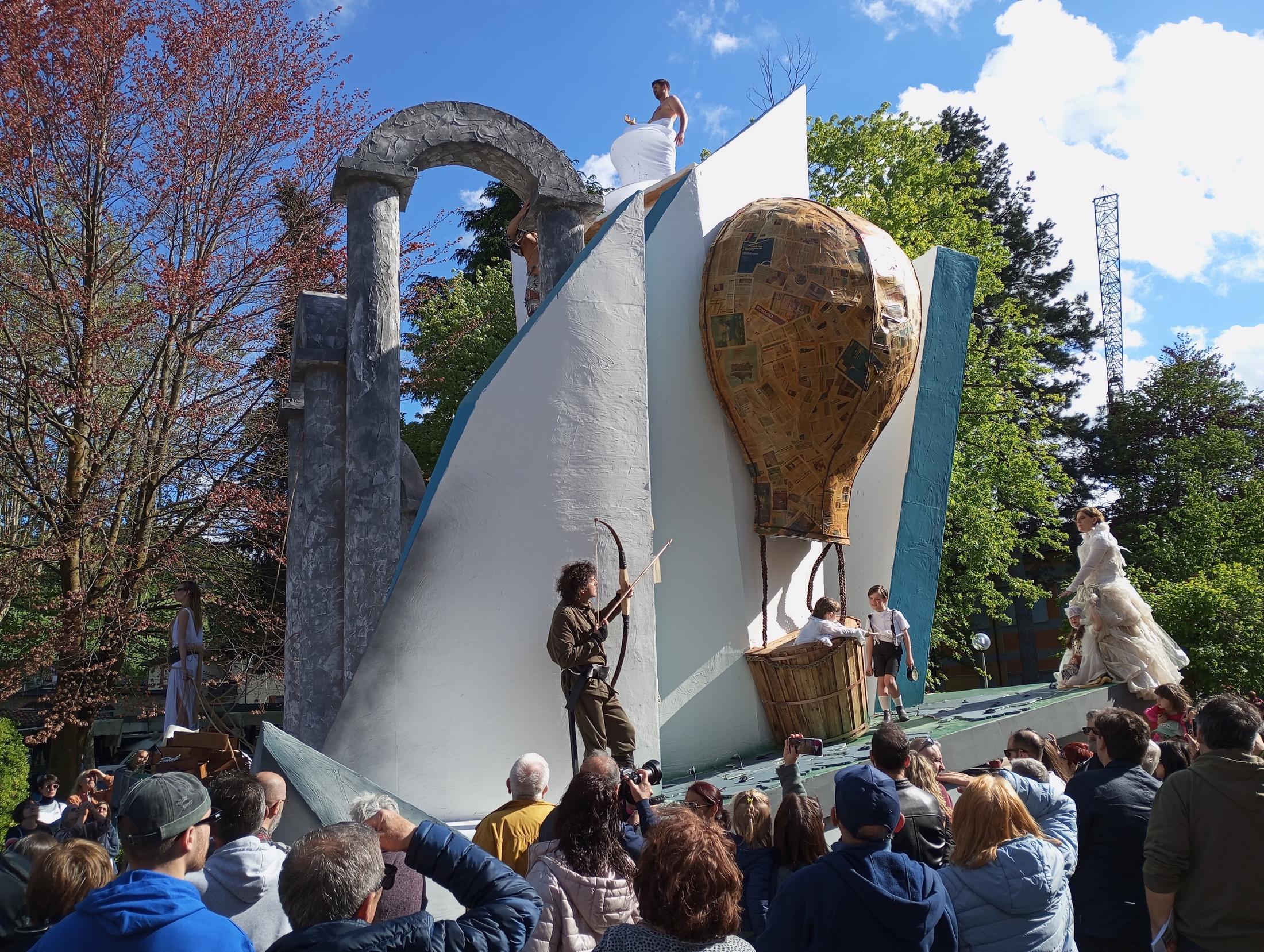 Festa di primavera a Casola Valsenio, sfilano i tre carri seri