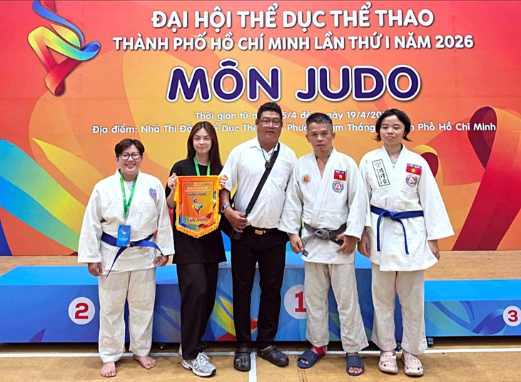 Một gia đình trưởng thành trên thảm judo
