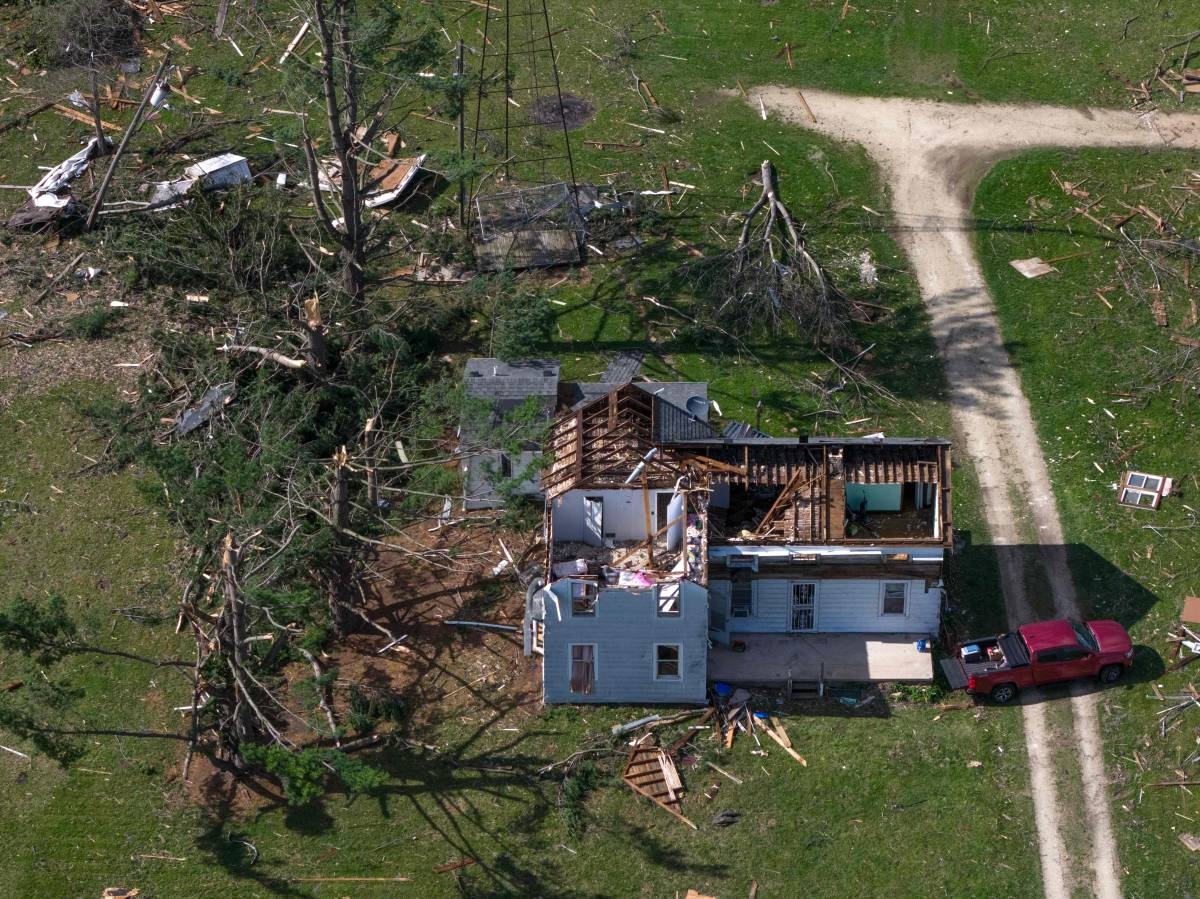 Violent tornado tears through Oklahoma town, damaging 40 homes but ...