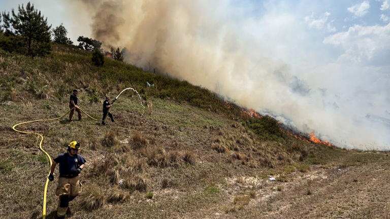 Crews battle brush fire on I-520 in North Augusta