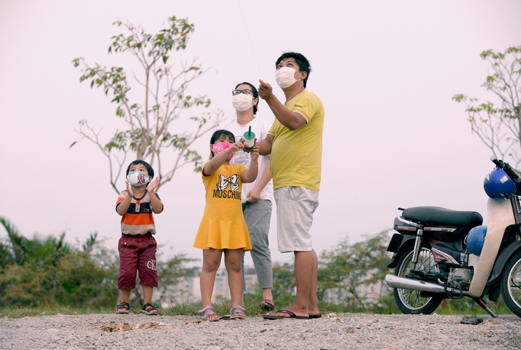 Đừng bỏ mặc trẻ chơi đùa nơi công cộng