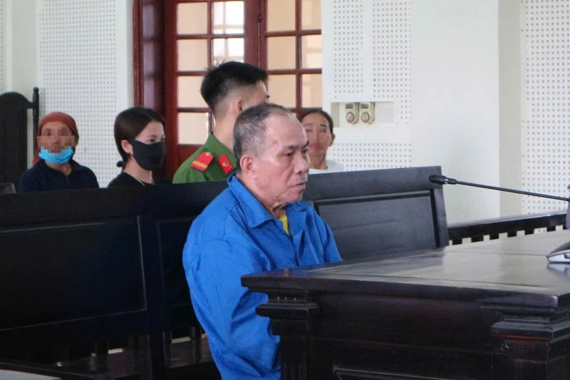 Bị chồng chém liên tiếp bằng 3 con dao, người vợ vẫn nghẹn ngào xin tòa khoan hồng