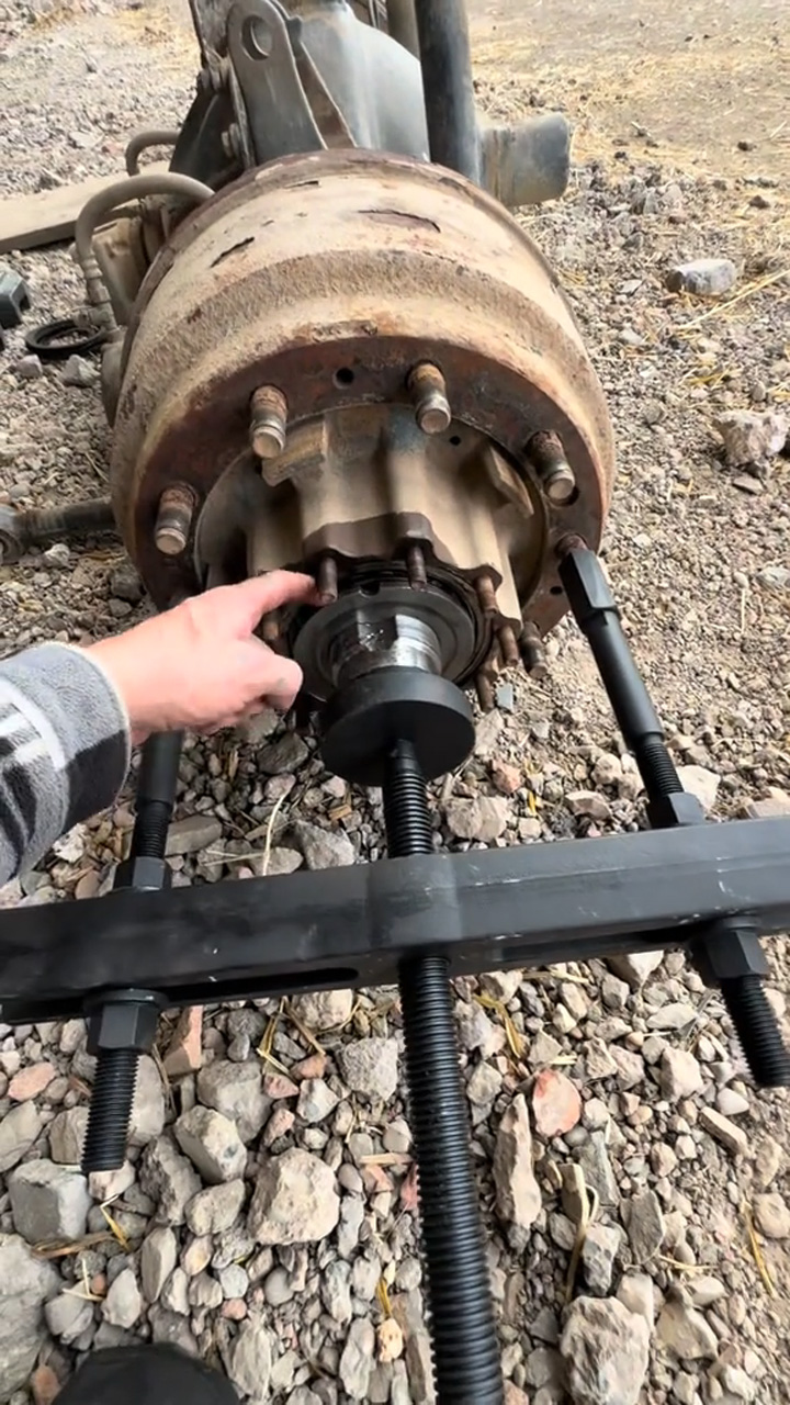 Can a heavy duty hub puller remove stuck axles?